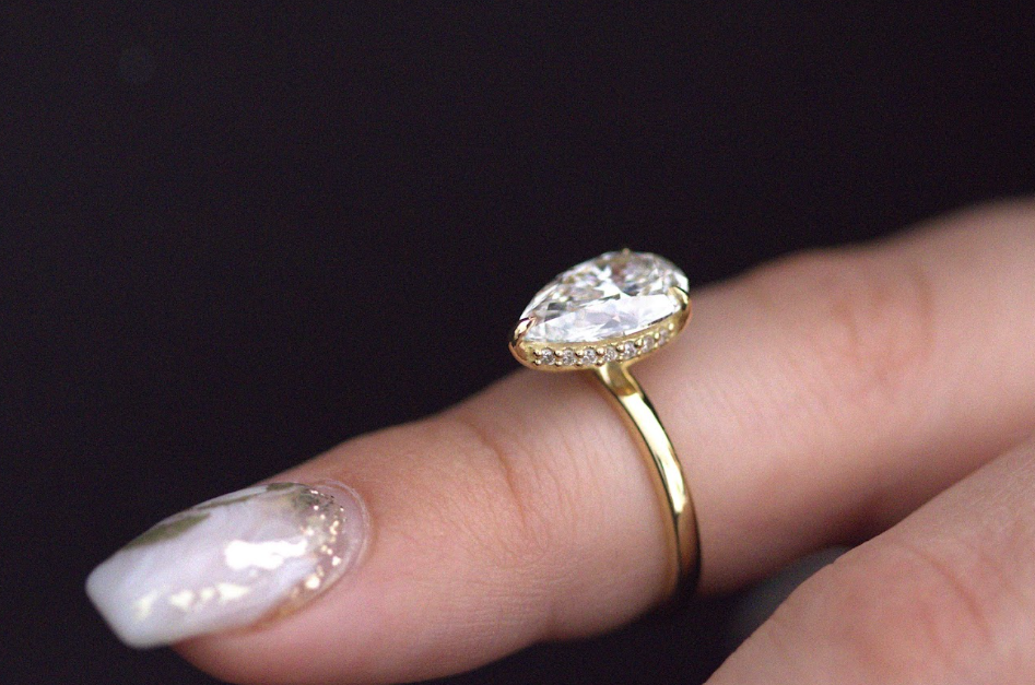 Pear Solitaire with Hidden Halo